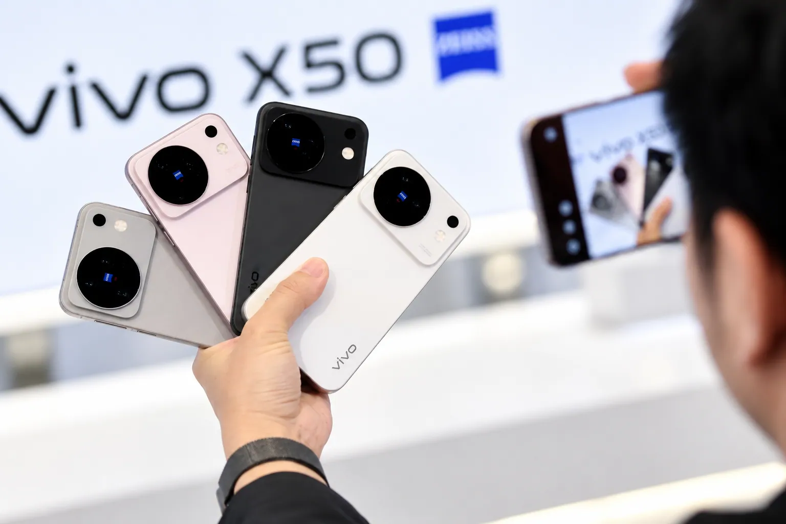 vivo X500 Series Launched With 200MP ZEISS Zoom: Price and Specs